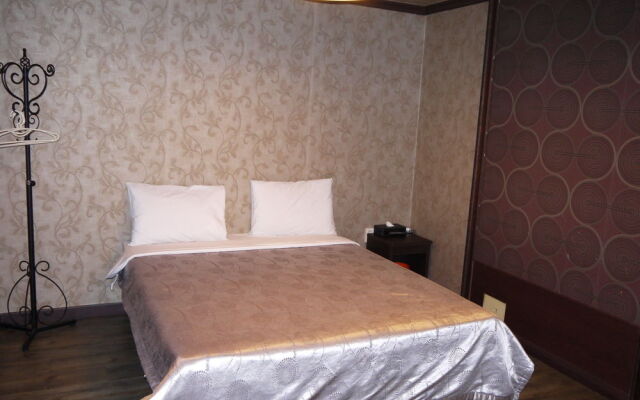 UN Tourist Hotel