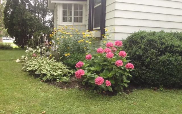 Sunnyside Niagara Cottage