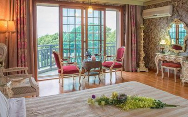 Beachside Whitehouse
