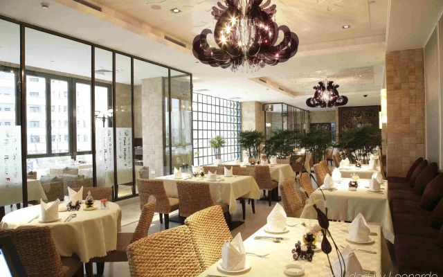 Q Hotel