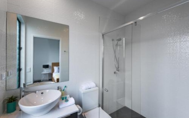 Oxford Steps - Executive 2BR Bulimba Apartment Across from the Park on Oxford St – Bathroom – Brisbane