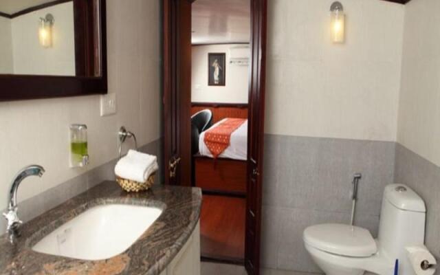 Grand Nirvana Jacuzzi Super Luxury Premium House Boat