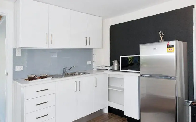 Idle Days, 3 Achilles Street