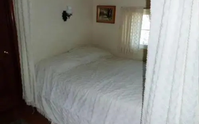 Near Lake Plus View 2 Bedroom Home by RedAwning