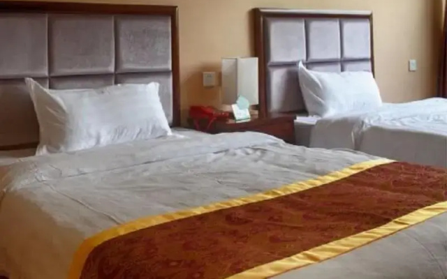 Chengdu Lying Dragon Lake Hotel