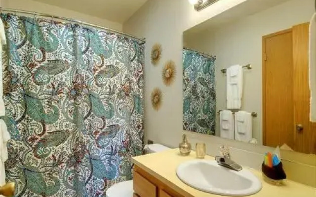 Phinney Suites Retreat - Two Bedroom Townhome with Fireplace
