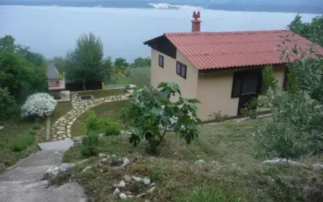 Charismatic Garden Cottage with Sea View