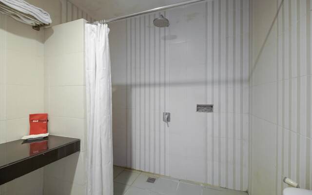 RedDoorz Premium near Pantai Losari 2