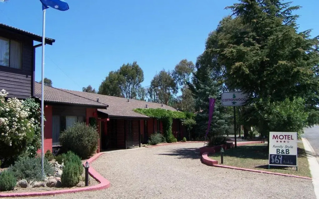 Cottonwood Lodge