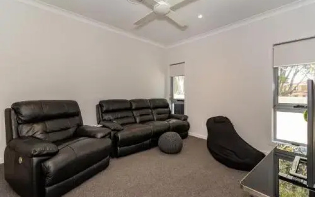 Stunning Canal Home Oh So Close To The Waterfront