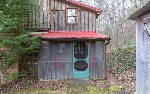 The Robins Nest - Two Bedroom Cabin