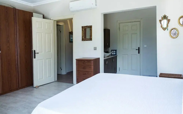 Important Group Villa Daisy