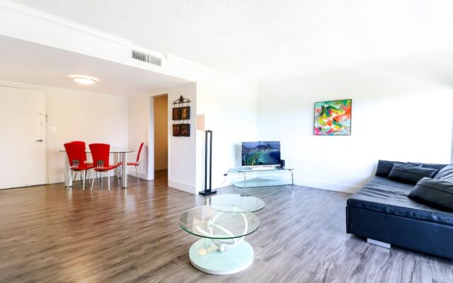 Bayshore Chic Apartment with Marina View