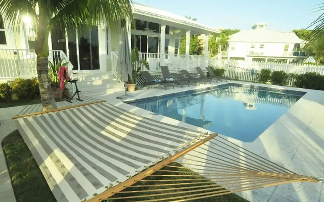 Luxurious Waterfront Villa W/Heated Saltwater Pool