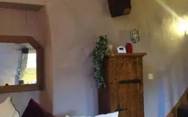 Tyddyn Bach Cottage & Bunk Huts