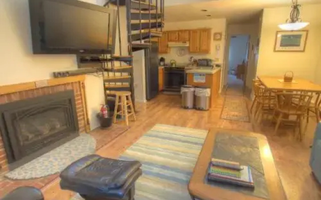 Sugarbush Mountainside Loft Condo by RedAwning