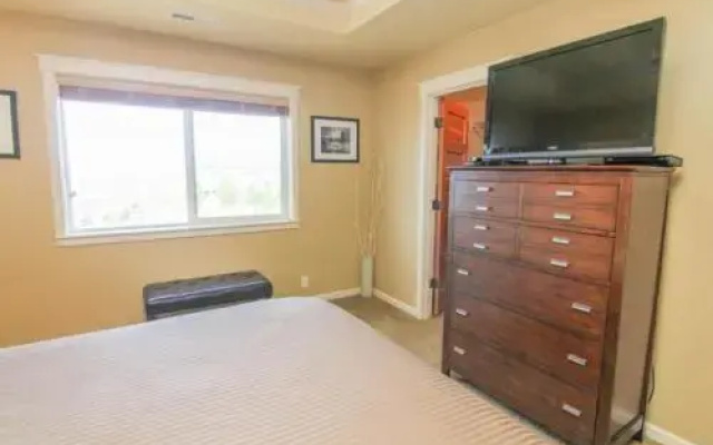 Beach Pine - 4 Br home by RedAwning