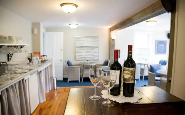 Allen Harbor Breeze Inn & Gardens