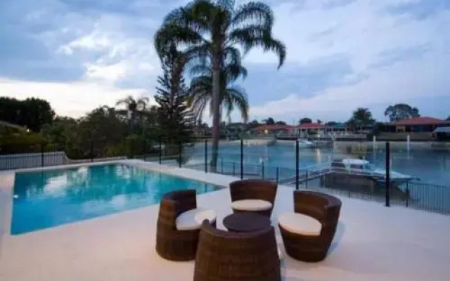T E Peters Waterfront Holiday Home