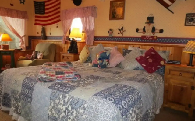 Log Cabin at Lynx Creek Farm