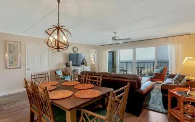 Upper Unit Condo Overlooking Both the Ocean Pier and Swimming Pool by RedAwning