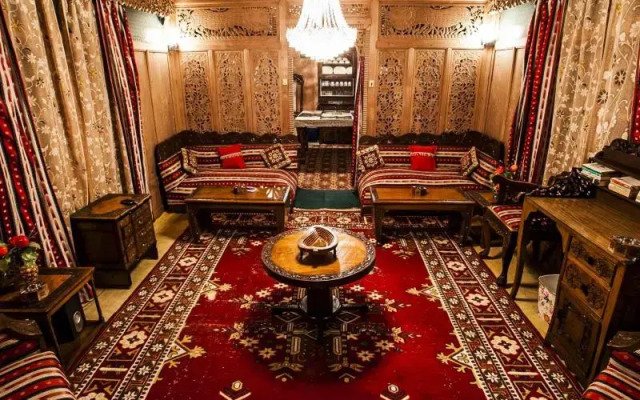 Humayun Palace Houseboat