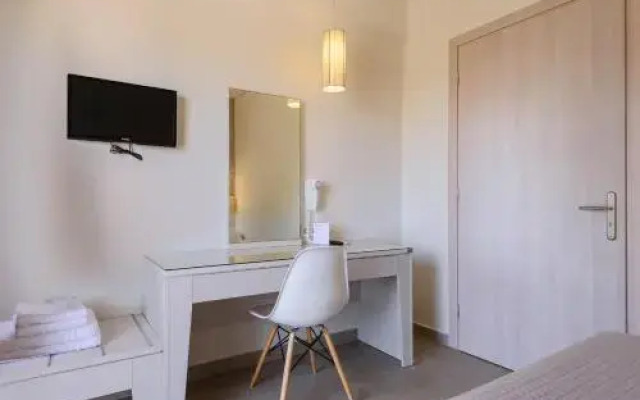 Poseidon Studios & Apartments