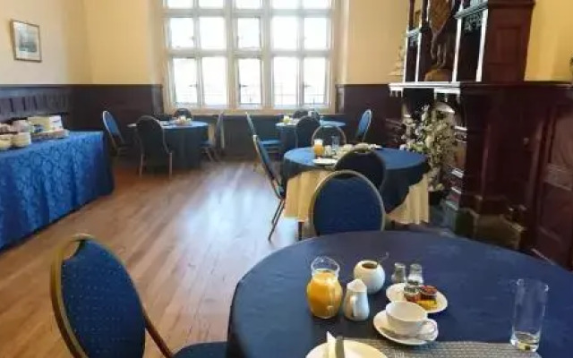 Cleeve House