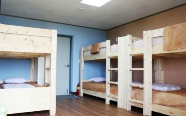 Sky Guesthouse & Cafe - Hostel