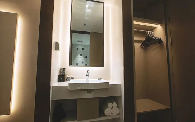 Magnotel Hotel of Wuhan Mei Yuan District subway station T-bridge