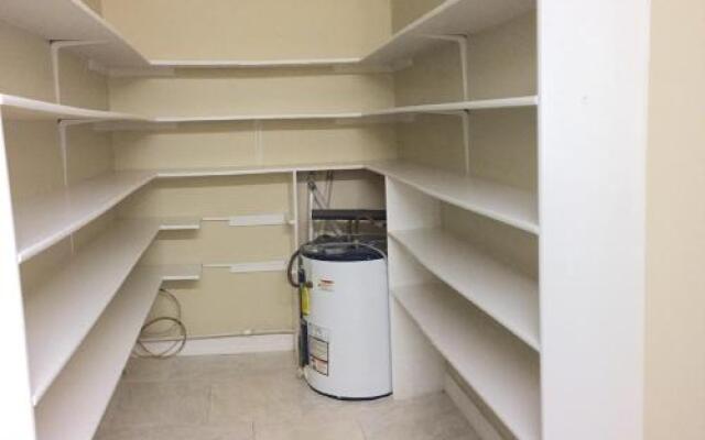 Home Between Seaworld And Six Flags