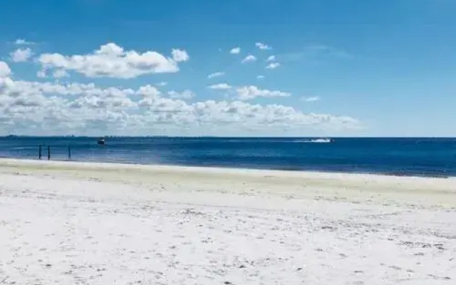 Sandy Shells Wkly Pets Welcome 100 Steps To Ocean! 2 Bedroom Home by RedAwning