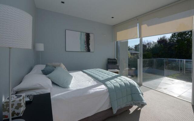 One Ten 4 Apartment by Luxury Lakeside Accommodation