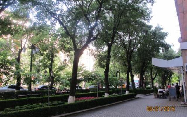 Stay In Heart Of Yerevan