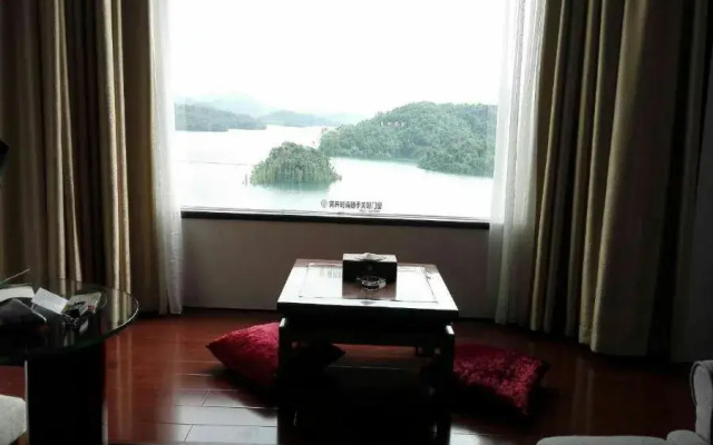 Scenic Holiday Hotel