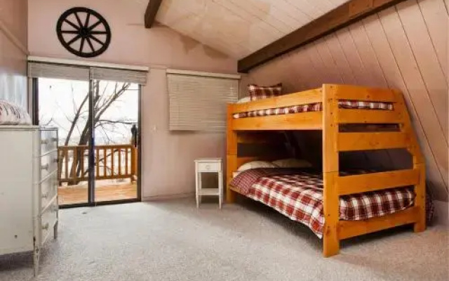 Charming & Spacious Cabin in Midway by RedAwning