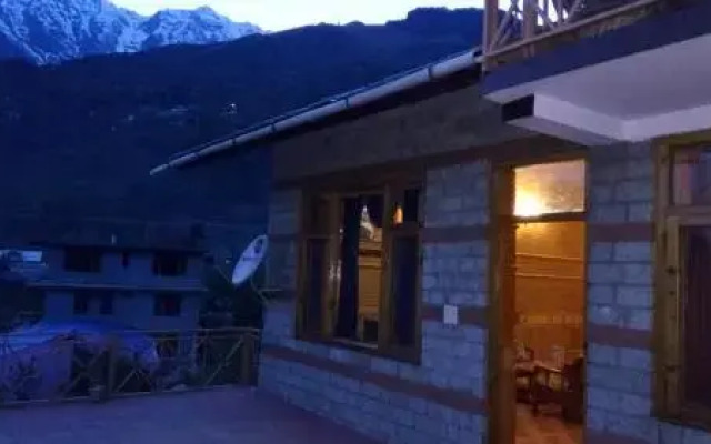 Peak And Snow Cottage