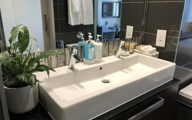 Sandton Skye Suite 604