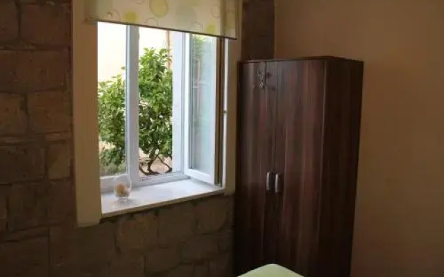 Stone Wall Apartments and Rooms