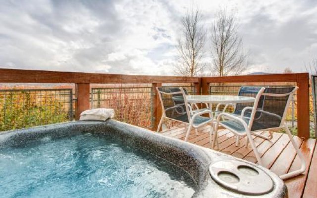 2BR Newpark Townhouse with Hot Tub by RedAwning