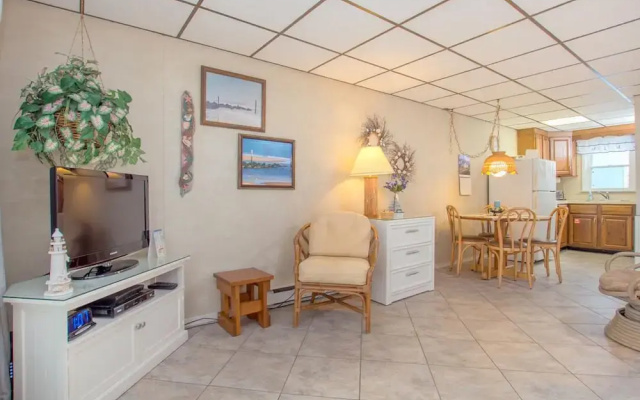 46th St Windjammer 204 1Br Condo