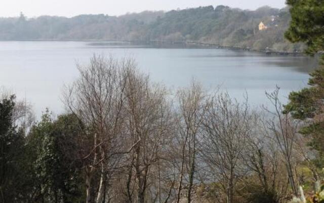 Lakeshore Lodge