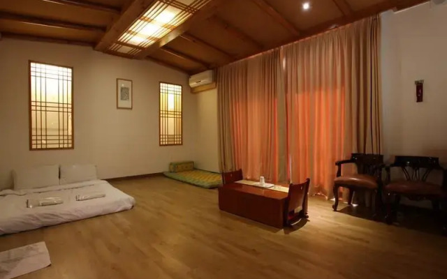 WeolmoonJes Hotel
