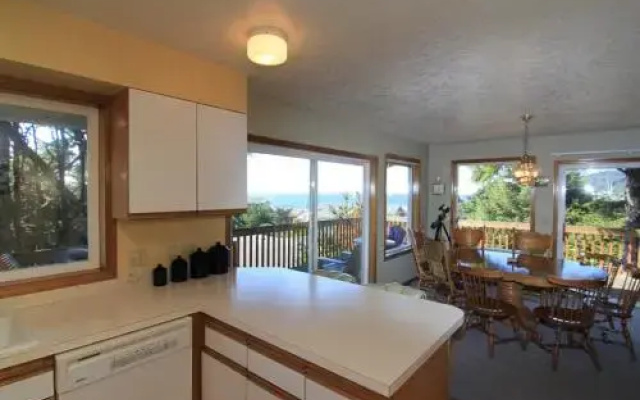 Peik's Place - 4 Br home by RedAwning