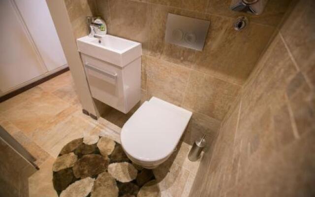 Chain Bridge Studio Apartment