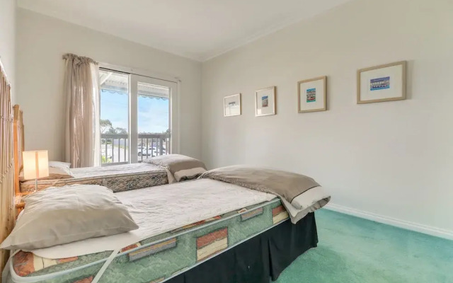 The Apartment, Metung