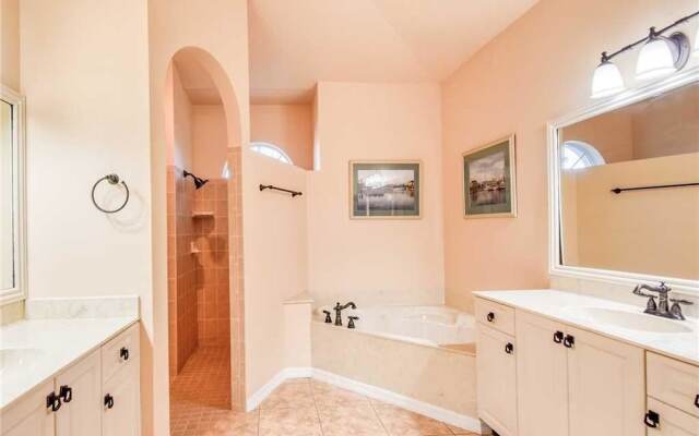 Splashing Dolphins - Three Bedroom Home