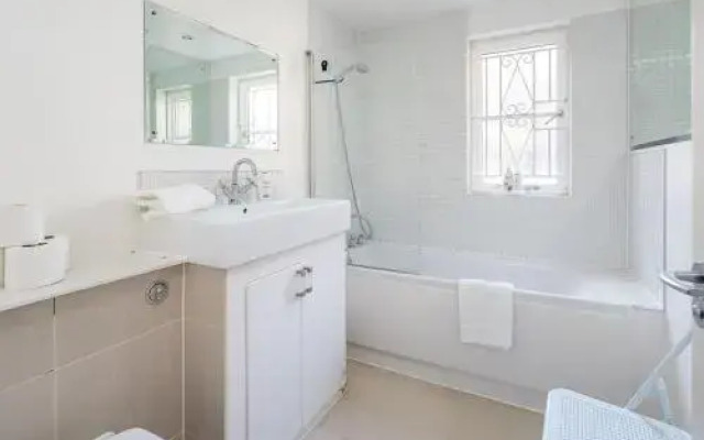 Veeve  1 Bed Flat Brompton Park Crescent Fulham
