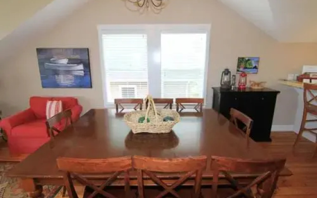 Maggie's Place - 4 Br home by RedAwning