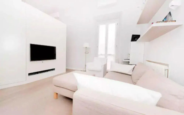 Sunny Flat in Elegant Building Close to Colosseum